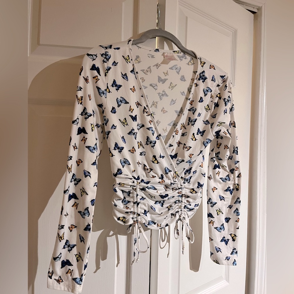 NWOT No Boundaries Butterfly L/S Tie Front Crop Top